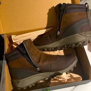 New in box never worn Thermo Kiruna mid zip men’s boots